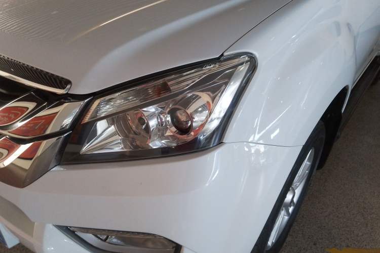 Used Isuzu mu-X 2015 2.5T Two-Wheel Drive Manual Comfort Plus 7-Seater Left Front Headlight