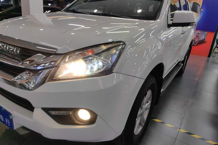 Used Isuzu mu-X 2015 2.5T Two-Wheel Drive Automatic Luxury Edition 7 Seats Left Front Headlight