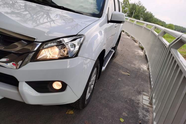 Used Isuzu mu-X 2015 2.5T Four-Wheel Drive Automatic Comfort Model 5 Seats Left Front Headlight
