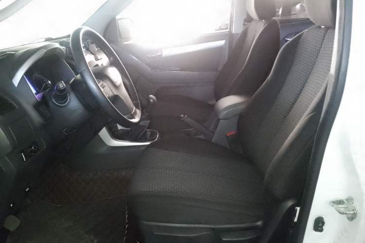 Used Isuzu mu-X 2015 2.5T Two-Wheel Drive Manual Comfort Plus 7-Seater Left Front Seat