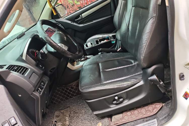 Used Isuzu mu-X 2015 3.0T 4x4 Automatic Luxury 7-Seater Left Front Seat