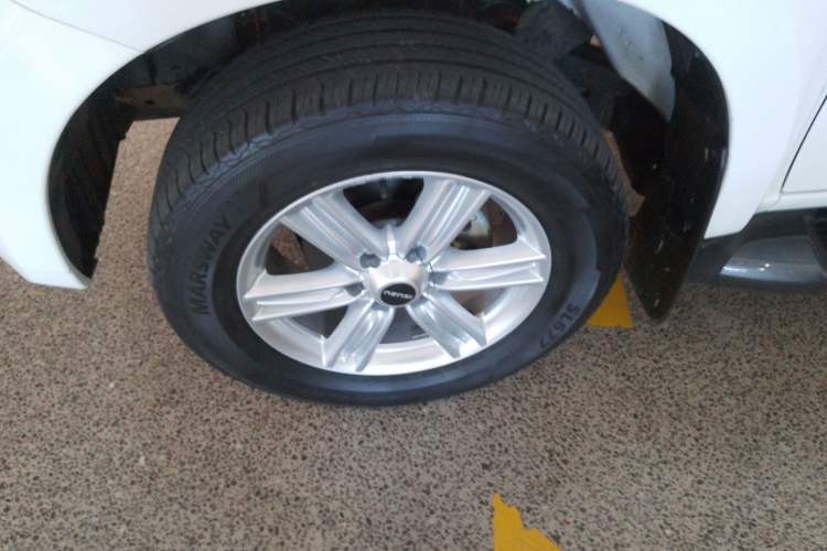 Used Isuzu mu-X 2015 2.5T Two-Wheel Drive Manual Comfort Plus 7-Seater Left Front Wheel Hub