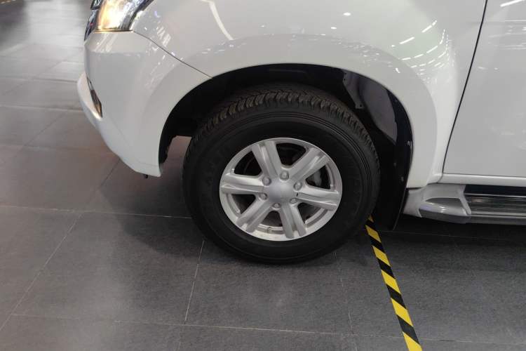Used Isuzu mu-X 2015 2.5T Two-Wheel Drive Automatic Luxury Edition 7 Seats Left Front Wheel Hub