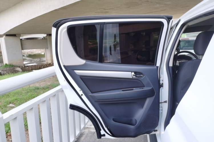 Used Isuzu mu-X 2015 2.5T Four-Wheel Drive Automatic Comfort Model 5 Seats Left Rear Door Interior