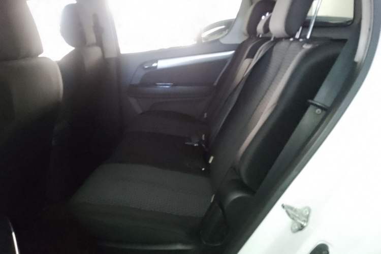 Used Isuzu mu-X 2015 2.5T Two-Wheel Drive Manual Comfort Plus 7-Seater Left Rear Seat