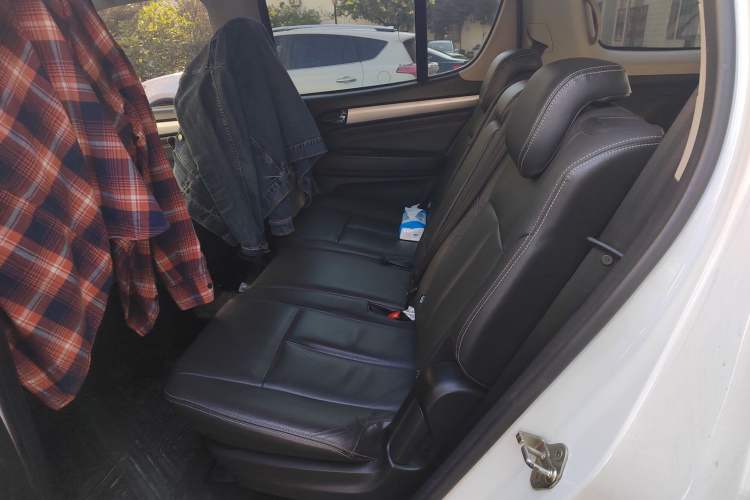 Used Isuzu mu-X 2015 3.0T 4x4 Automatic Luxury 7-Seater Left Rear Seat