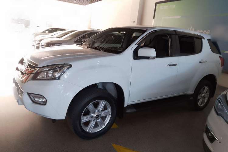 Used Isuzu mu-X 2015 2.5T Two-Wheel Drive Manual Comfort Plus 7-Seater Left Side