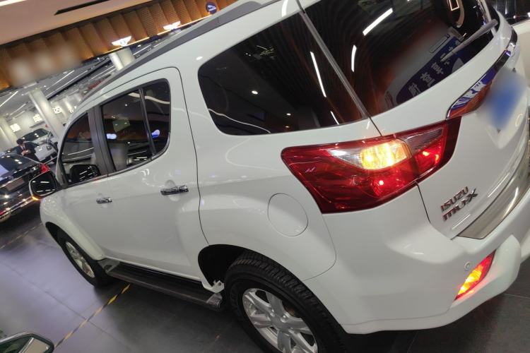 Used Isuzu mu-X 2015 2.5T Two-Wheel Drive Automatic Luxury Edition 7 Seats Left Side