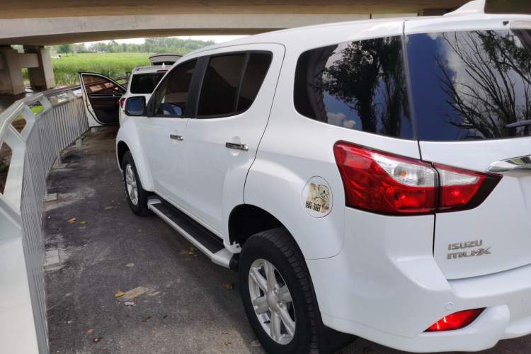 Used Isuzu mu-X 2015 2.5T Four-Wheel Drive Automatic Comfort Model 5 Seats Left Side