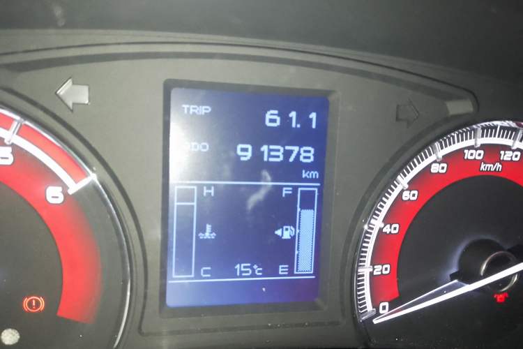 Used Isuzu mu-X 2015 2.5T Two-Wheel Drive Manual Comfort Plus 7-Seater Odometer Close Up