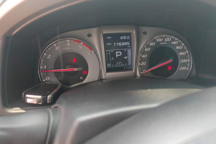 Used Isuzu mu-X 2015 2.5T Four-Wheel Drive Automatic Luxury 7-Seater Odometer Close Up