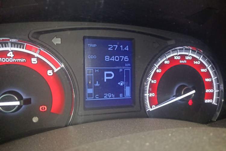 Used Isuzu mu-X 2015 2.5T Two-Wheel Drive Automatic Comfort Touring Model 7 Seats Odometer Close Up