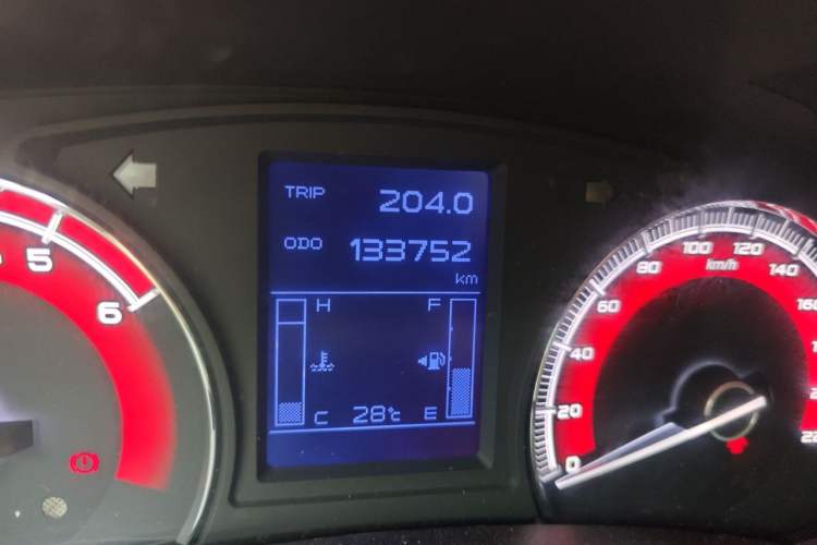 Used Isuzu mu-X 2015 2.5T Two-Wheel Drive Manual Comfort Plus 7-Seater Odometer Close Up