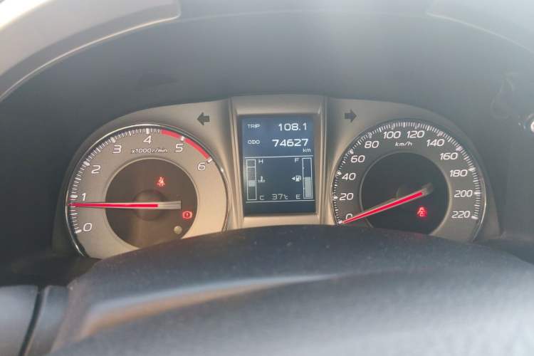 Used Isuzu mu-X 2015 3.0T 4x4 Manual Explorer Model 5 Seats Odometer Close Up