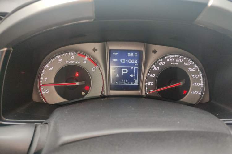 Used Isuzu mu-X 2015 2.5T Two-Wheel Drive Automatic Luxury Edition 7 Seats Odometer Close Up