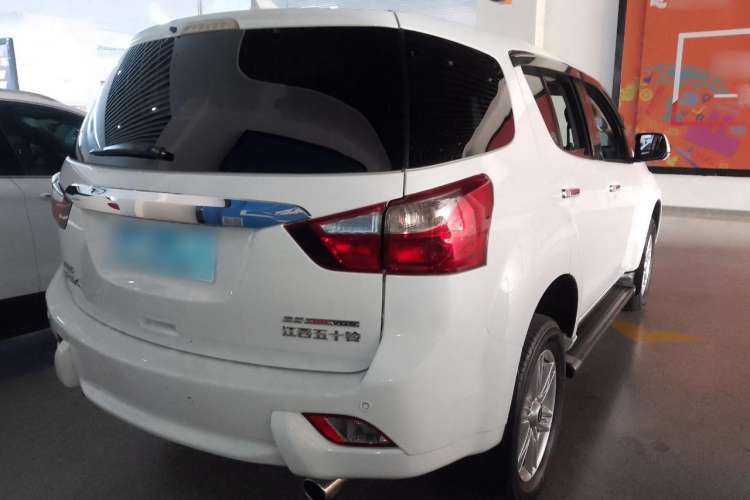 Used Isuzu mu-X 2015 2.5T Two-Wheel Drive Manual Comfort Plus 7-Seater Rear Right 45 Deg