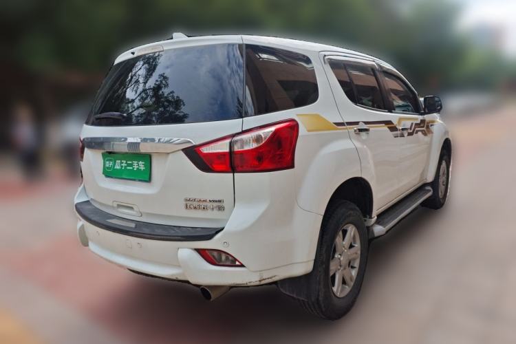 Used Isuzu mu-X 2015 2.5T Two-Wheel Drive Manual Comfort Plus 7-Seater Rear Right 45 Deg