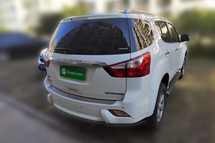Used Isuzu mu-X 2015 3.0T 4x4 Automatic Luxury 7-Seater Rear Right 45 Deg