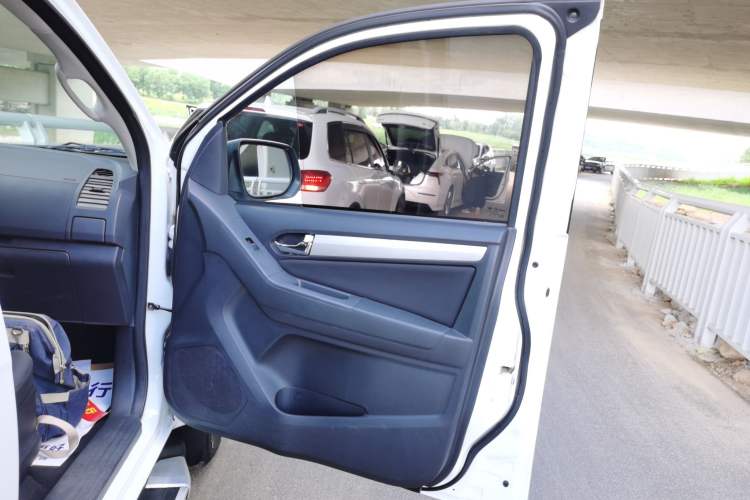 Used Isuzu mu-X 2015 2.5T Four-Wheel Drive Automatic Comfort Model 5 Seats Right Front Door Interior
