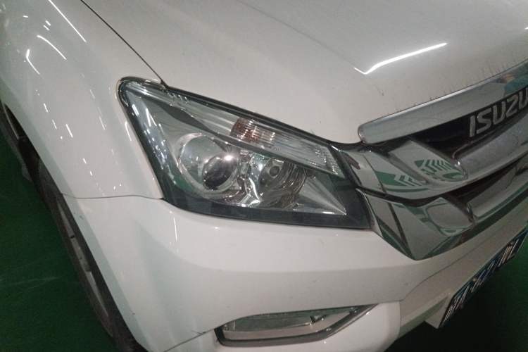 Used Isuzu mu-X 2015 2.5T Two-Wheel Drive Automatic Comfort Touring Model 7 Seats Right Front Headlight