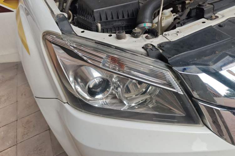 Used Isuzu mu-X 2015 2.5T Two-Wheel Drive Manual Comfort Plus 7-Seater Right Front Headlight