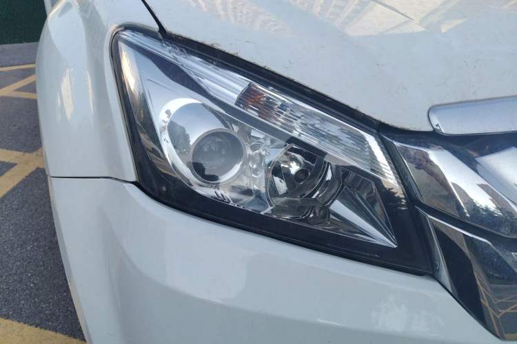 Used Isuzu mu-X 2015 3.0T 4x4 Manual Explorer Model 5 Seats Right Front Headlight