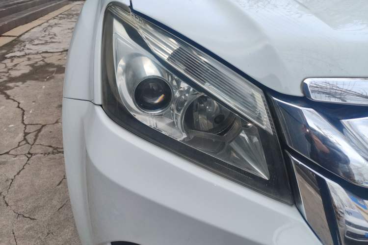 Used Isuzu mu-X 2015 2.5T Two-Wheel Drive Automatic Luxury Edition 7 Seats Right Front Headlight