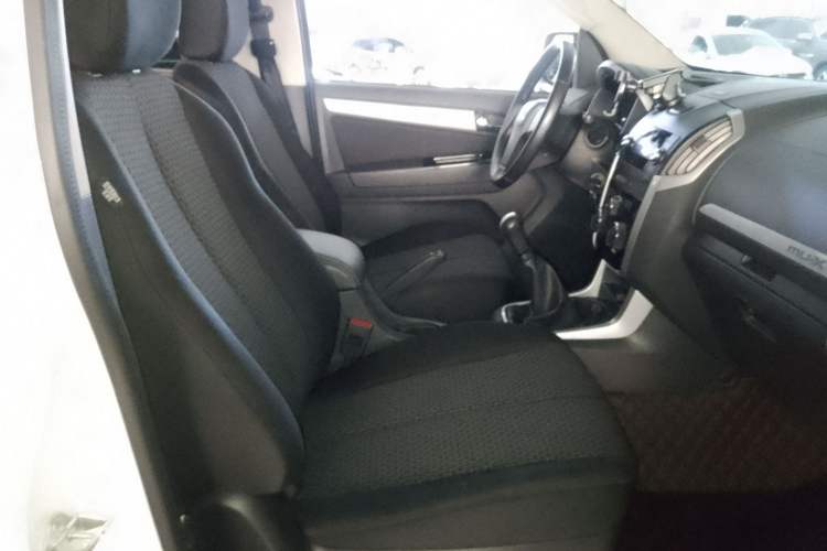 Used Isuzu mu-X 2015 2.5T Two-Wheel Drive Manual Comfort Plus 7-Seater Right Front Seat