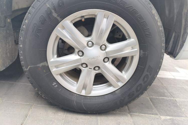 Used Isuzu mu-X 2015 3.0T 4x4 Automatic Luxury 7-Seater Right Front Wheel Hub
