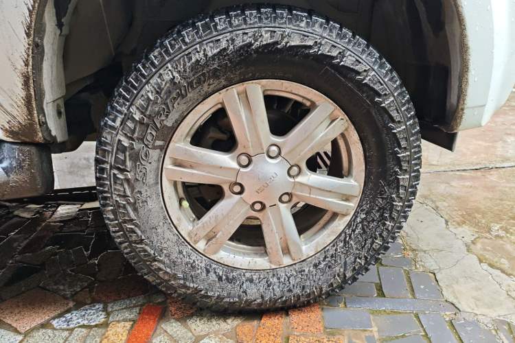 Used Isuzu mu-X 2015 3.0T 4x4 Automatic Luxury 7-Seater Right Front Wheel Hub