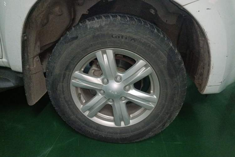 Used Isuzu mu-X 2015 2.5T Two-Wheel Drive Automatic Comfort Touring Model 7 Seats Right Front Wheel Hub