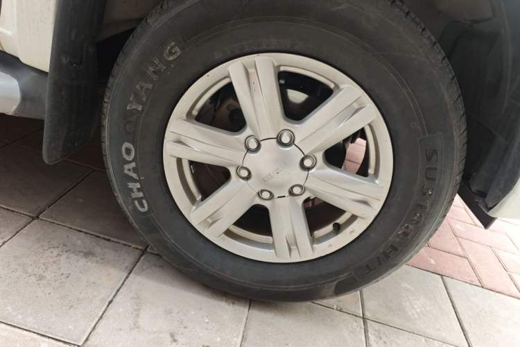 Used Isuzu mu-X 2015 2.5T Two-Wheel Drive Manual Comfort Plus 7-Seater Right Front Wheel Hub