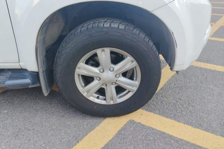Used Isuzu mu-X 2015 3.0T 4x4 Manual Explorer Model 5 Seats Right Front Wheel Hub
