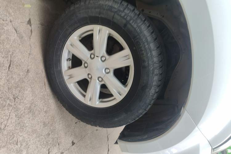 Used Isuzu mu-X 2015 2.5T Two-Wheel Drive Automatic Luxury Edition 7 Seats Right Front Wheel Hub