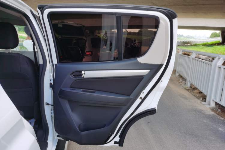 Used Isuzu mu-X 2015 2.5T Four-Wheel Drive Automatic Comfort Model 5 Seats Right Rear Door Interior