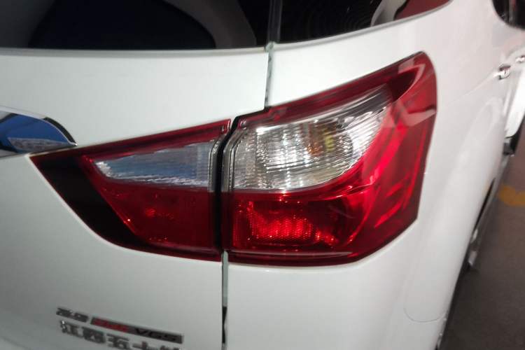 Used Isuzu mu-X 2015 2.5T Two-Wheel Drive Manual Comfort Plus 7-Seater Right Rear Taillight