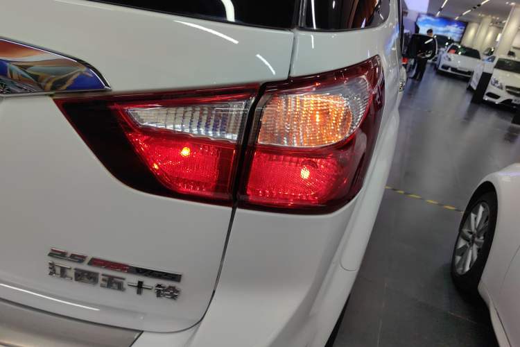 Used Isuzu mu-X 2015 2.5T Two-Wheel Drive Automatic Luxury Edition 7 Seats Right Rear Taillight
