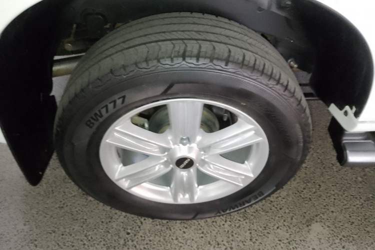Used Isuzu mu-X 2015 2.5T Two-Wheel Drive Manual Comfort Plus 7-Seater Right Rear Wheel Hub