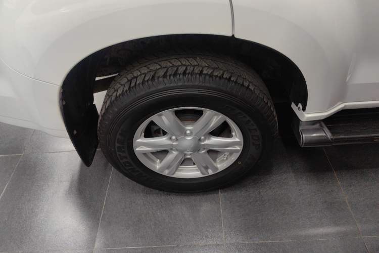 Used Isuzu mu-X 2015 2.5T Two-Wheel Drive Automatic Luxury Edition 7 Seats Right Rear Wheel Hub