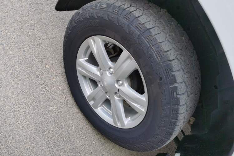 Used Isuzu mu-X 2015 2.5T Four-Wheel Drive Automatic Comfort Model 5 Seats Right Rear Wheel Hub