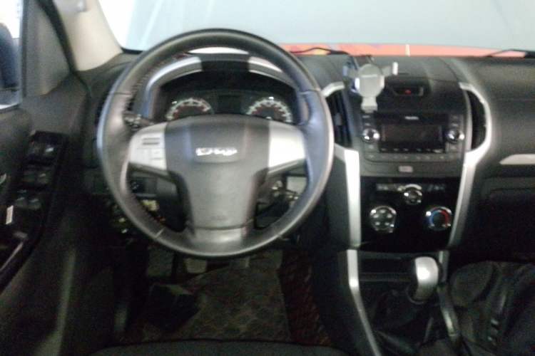 Used Isuzu mu-X 2015 2.5T Two-Wheel Drive Manual Comfort Plus 7-Seater Steering Wheel