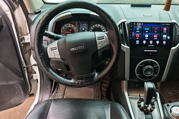 Used Isuzu mu-X 2015 3.0T 4x4 Automatic Luxury 7-Seater Steering Wheel