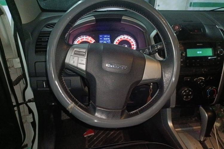 Used Isuzu mu-X 2015 2.5T Two-Wheel Drive Automatic Comfort Touring Model 7 Seats Steering Wheel