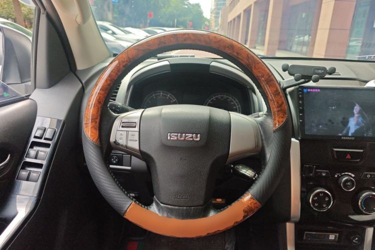 Used Isuzu mu-X 2015 2.5T Two-Wheel Drive Manual Comfort Plus 7-Seater Steering Wheel