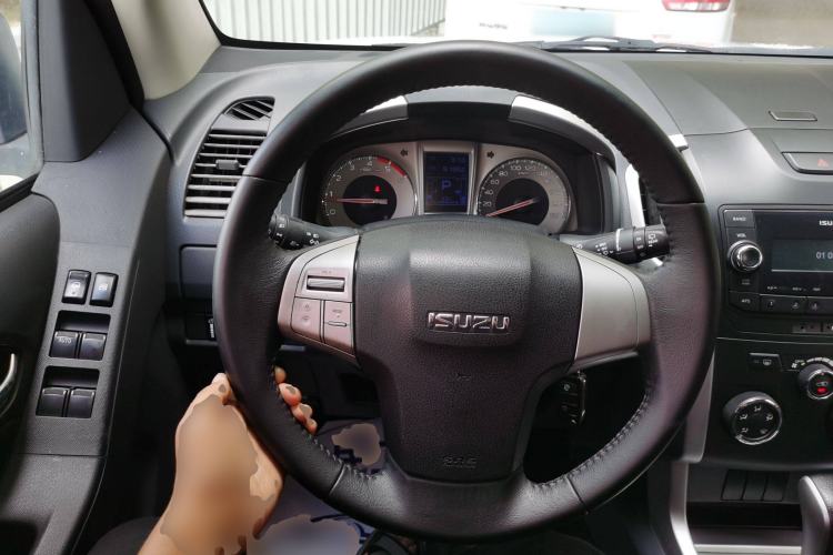 Used Isuzu mu-X 2015 2.5T Four-Wheel Drive Automatic Comfort Model 5 Seats Steering Wheel