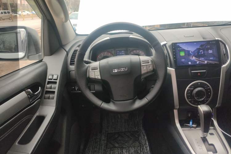 Used Isuzu mu-X 2015 2.5T Two-Wheel Drive Automatic Luxury Edition 7 Seats Steering Wheel