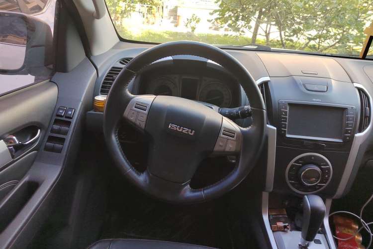 Used Isuzu mu-X 2015 3.0T 4x4 Automatic Luxury 7-Seater Steering Wheel
