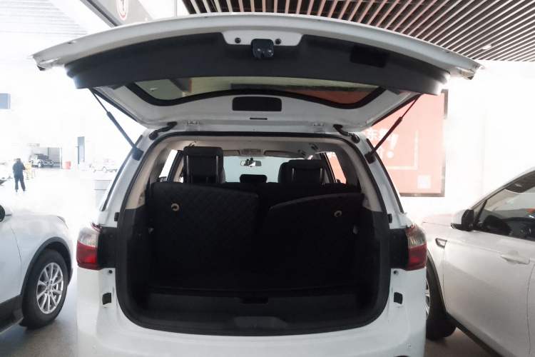 Used Isuzu mu-X 2015 2.5T Two-Wheel Drive Manual Comfort Plus 7-Seater Trunk