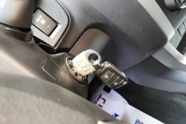 Used Isuzu mu-X 2015 2.5T Four-Wheel Drive Automatic Comfort Model 5 Seats Vehicle Key