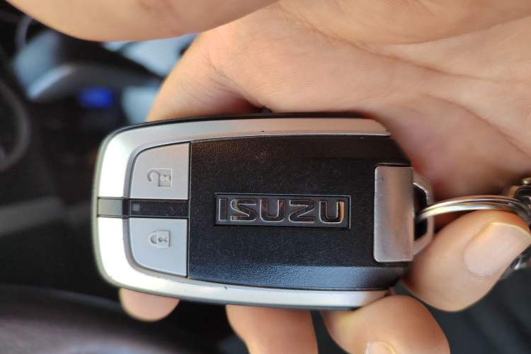 Used Isuzu mu-X 2015 3.0T 4x4 Automatic Luxury 7-Seater Vehicle Key